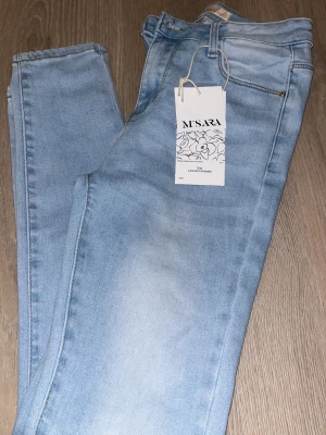 Jeans - 🩵Jeans byxor i ljusblå (strechig material) Storlek S 🩵