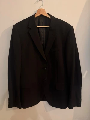 Matinique kavaj – svart – strl 52 - Elegant svart kavaj från Matinique i klassisk design.  Kavajen har en tidlös passform med rena linjer och är i gott skick utan synligt slitage.   Storlek: 52 (motsvarar L) Färg: Svart Skick: 8/10  📦 Kan skickas 💬 Hör gärna av dig vid frågor