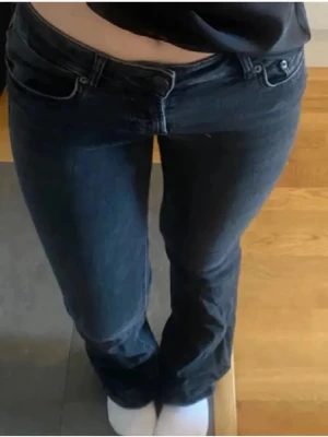 Svarta jeans - Svarta lågmidjade jeans som ja köpt på vinted o sen aldrig använt. Förgen är lite smått urtvättad men ser inte dåligt ut