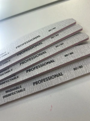 Professionella nagelfilar 80/80 - Säljer flera grå nagelfilar med grovlek 80/80, perfekta för att forma och fila både naturliga och konstgjorda naglar. Filen är tvättbar och desinficerbar, vilket gör den enkel att hålla fräsch. Passar dig som vill ha salongskänsla hemma.