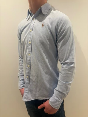 Ralph Lauren - Tja säljer en Ralph Lauren skjorta i färgen ljusblå och storlek s passar 170-180 cm ungefär nypris 1595kr mitt pris 299kr. Inga defekter som hål eller fläckar. Skriv vid fråga eller fundering. 