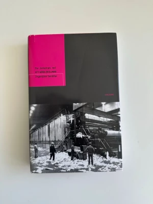 ”Att göra skillnad - Ingenjörer berättar” antologi-bok - Boken "Att göra skillnad : ingenjörer berättar" är redigerad av Per Jerkeman och innehåller berättelser från ingenjörer. Den utforskar ingenjörernas bidrag till samhället och industrin, särskilt inom massa- och pappersindustrin. Mycket gott skick, som ny!  ISBN 9789173318754
