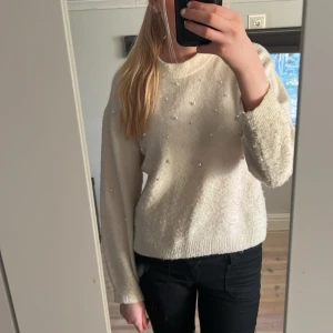 Vit stickad tröja med pärlor - Säljer denna fina vita stickade tröjan med pärlor från H&M i storlek XS💕Bra skick, men är knottrig som alla stickade tröjor blir💕(går att ta bort om man vill!)