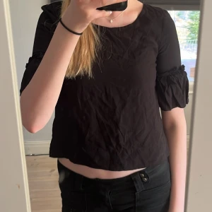Svart topp med volangärmar - Säljer denna söta svarta blus med volang ifrån Los Angeles Atelier & Other Stories i storlek 34💕Den är i bra skick!