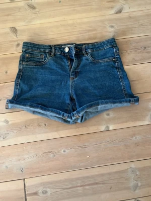 Blå jeansshorts  - Säljer dessa blåa jeansshorts ifrån Cubus i storlek 164💕Dem är i mycket bra skick!