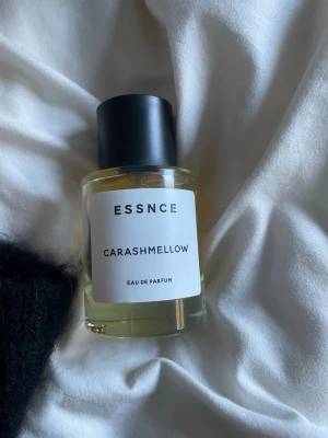 ESSNCE Carashmellow Eau de Parfum - ESSNCE Carashmellow Eau de Parfum i en stilren, rund glasflaska med svart lock och vit etikett. Säljer då jag har för många 