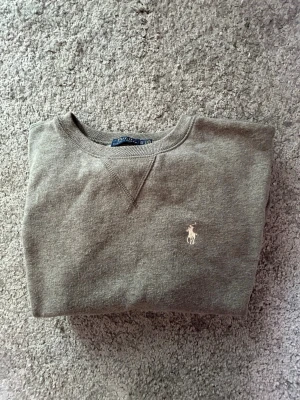 Ralph Lauren tröja - En grå långärmad tröja från Ralph Lauren. Hör av dig om du har några frågor💕