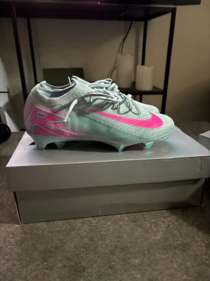 Fotbollsskor  - Nike elite, helt oanvända och nya med box, säljer då jag har fått problem med fötterna, slut såld överallt!