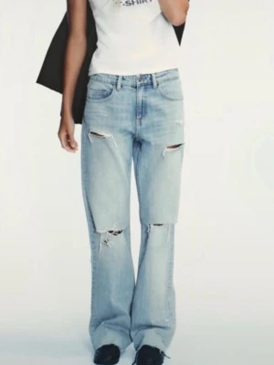 Zara Baggy jeans  - Super snygga baggy jeans med hål från Zara! Har klippt bort lite av längden, däremot inte mycket.  Pris kan självklart diskuteras vid snabb affär🩷