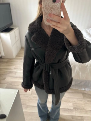 PU läder jacka Gina tricot, xs - Fake läder jacka ifrån Gina tricot, använd fåtal gånger. Storlek xs