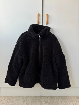 Svart teddy jacka  - En svart teddy jacka från new Yorker i stl 38/M, använd fåtal gånger men är köp begagnad, enda defekten är ett hål vid ärmen som går lätt att sy igen!❤️