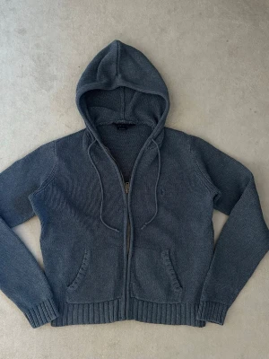 stickad hoodie från polo Ralph Lauren  - Mysig blå stickad hoodie med dragkedja framtill och två fickor. Tröjan har ribbade muddar vid ärmslut och nederkant samt justerbar huva med snören. Perfekt för dig som gillar en enkel och stilren look. Hoodien är i 9/10 i skick. Är i storlek L men passar även M och kanske S om du har tur😊