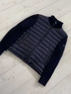Colmar Cardigan  - Stilig cardigan från Colmar. Mycket bra skick, inga defekter eller liknande. Köpt för mindre än ett år sedan, nypris ligger på 3999kr. Bilder 2-7 är från annonsen där den är köpt. Äkta vara!