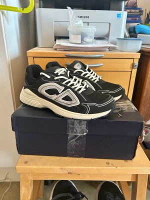 B30 sneakers - Säljer dessa snygga b30 sneakers i storlek 43, skorna är bara testade aldrig använda, säljer skorna då dem inte passa mig i storlek, box medföljer, pris kan diskuteras!! Tveka inte att skriva!!