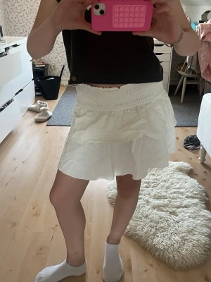 Vit volangkjol  - Söt vit volang kjol i xxs från shein, super fin till sommaren💗