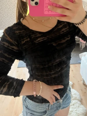 Trekvarts ärmad spets topp! - Såå snygg custom made spets topp med tre kvärtsärm! Passar xs/s💗bra skick och Såå snygg för fest eller vardag