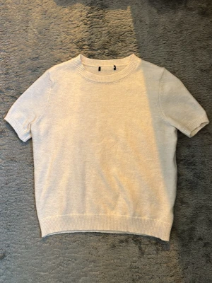 Stickad t shirt  - Söt stickad tröja utan märke, passar xs-s-m