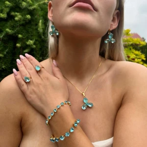 Smyckesset Halsband Örhängen Aquamarine  - Ett set med halsband och örhängen med brisyrkrok i guldplätterad mässing och kristaller. Aurora pear 14x10mm, navette 10mm. Färg Aquamarine och Aquamarine De Lite. Längd 48cm inkl lås. Finns även att få i andra färger på kristallen. Tillhörande armband och ringar finns i lager som jag gjort.   Jag skickar endast spårbart, samfraktar. Fast pris. Besök gärna mina övriga annonser.  Till mina smycken använder jag kristaller från Preciosa, Aurora och Swarovski.