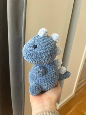 Virkad dinosaurie  - Säljer denna dinosaurien som jag har virkat själv. Helt ny och i mycket bra skick💗