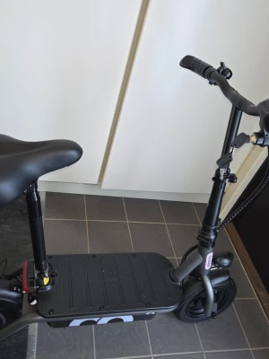 iScooter F12 500w  - Säljer en svart iScooter F12 500w 30km/h med bred fotplatta och bekväm sadel. Scootern har robusta däck, handtag med bra grepp och en tydlig display på styret. Perfekt för smidig transport i stan eller till skolan. Max vikt 120 kg. Medföljer korg, laddare, reserv slang.
