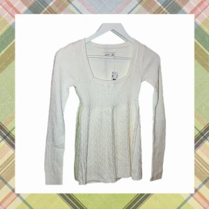 Hollister Y2K Babydoll top - Helt ny med prislapp kvar! Säljer då den inte passade mig. Hör av dig om du undrar något❤️