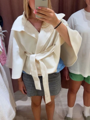 Vit trendig kappa från Gina - SUPER snygg och skön trendig kappa från Gina! Använd men är fortfarande i super bra skick. Storlek M men får plats med t.ex en teddy jacka för extra värme för mer kyligare dagar!!! Skriv för fler frågor eller bilder 💕💕😆🫰