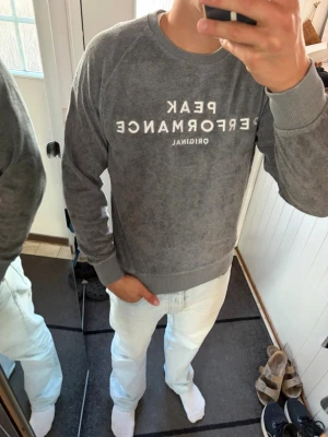 Frotté tröja från Peak performance  - Inga skador!