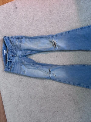 Ljusblå  jeans från Gina Tricot lågmidjade och bootcut  - Jeans från Gina i bra skick. Dem har snygga fickor fram och är flare och lågmidjade.