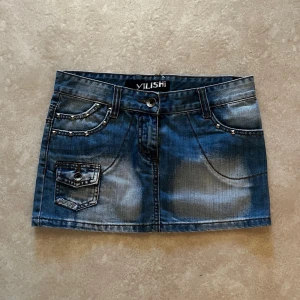 Jeanskjol med nitar  - Som ny, för liten på mig så har inga bilder på. Sitter som XS. Midja 39cm, längd 30cm