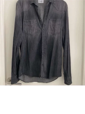 Dondup jeansskjorta  - Säljer en extremt snygg jeansskjorta från dondup.  Plagget är sparsamt använd, storlek M. Ett perfekt plagg till våren / sommaren. Nypris ligger på ca 3K. 