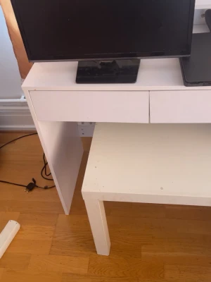 Samsung svart datorskärm - Säljer en svart datorskärm från Samsung med HDMI, VGA och SCART-anslutningar. Skärmen har en stabil fot och passar perfekt till både dator och konsol. Enkel design som funkar till de flesta skrivbord. Perfekt för gaming, film eller som extra skärm.