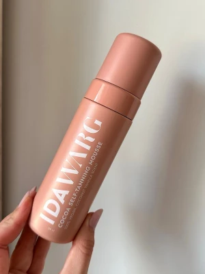IDA WARG Cocoa Self-Tanning Mousse - Helt ny Brun utan sol-mousse från IDA WARG med doft av kokos och vanilj. Produkten är vegansk och ger en naturlig och jämn solkysst look. 🧡