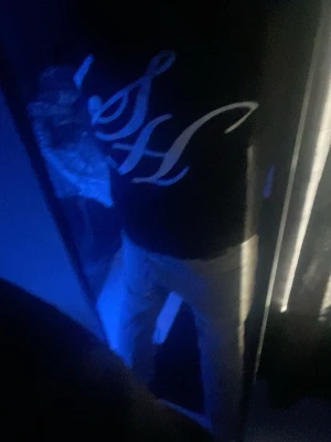 Svart hoodie med vit logga - Snygg svart hoodie med stor vit logga i grafisk stil på ryggen. Klassisk huva och avslappnad passform, perfekt för en streetwear-look. Passar dig som gillar stilrena och trendiga plagg.