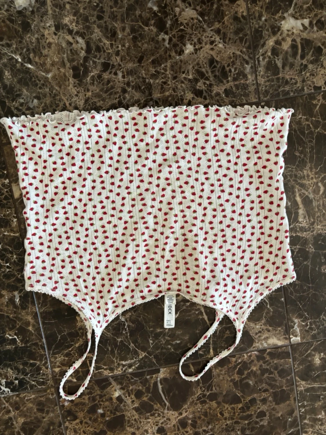 Vit ribbad topp med röda jordgubbar - 3