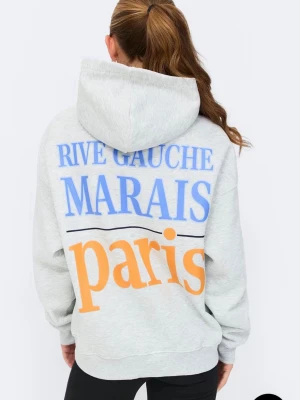 Grå hoodie med Paris-tryck - Skit cool hoodie från Gina med tryck. Använd relativt mycket men fortfarande väldigt bra skick.💕skriv för egna bilder 