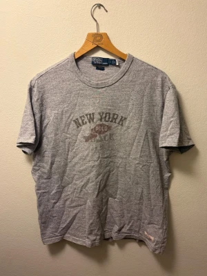 Polo RalphLauren T-shirt - Tjena! Säljer denna riktigt snygga RalphLauren tishan, fint skick, storlek L, hör av dig vid funderingar!🙌