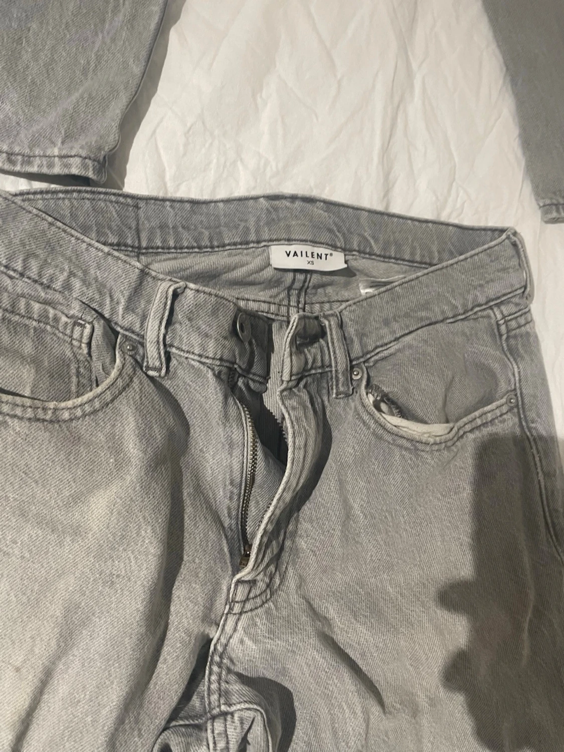Grå raka jeans i klassisk modell - 3