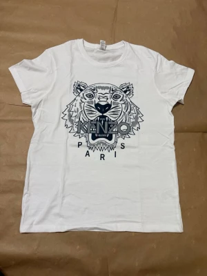 Vit Kenzo t-shirt storlek S - Helt ny har aldrig använt dem. Storlek S