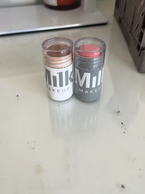 Milk Makeup stick duo - Två smidiga stick från Milk Makeup. Bronzern är i färgen baked och blushen är i färgen dash. Båda förpackningarna funkar och dom är använda ytterst lite. Blushen är enbart testad. Säljer för att de inte kommer till användning och köpte fel färg på blushen. Pris kan diskuteras💕