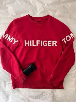 Tommy Hilfiger swetshirt - Riktigt snygg röd sweatshirt från Tommy Hilfiger. Perfekt för en casual och trendig look. Storlek s!