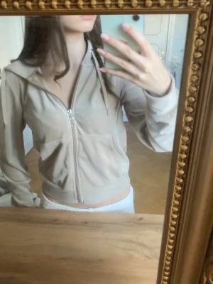 Beige velour hoodie  - Beige hoodie med dragkedja, mjukt material 