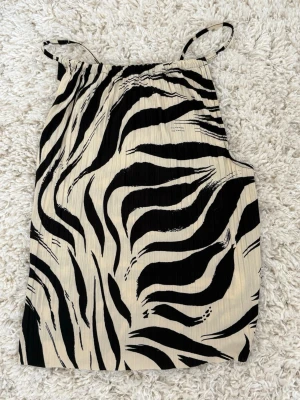 Zebramönstrad ärmlös klänning - Säljer en snygg zebramönstrad topp från Gina Tricot! Perfekt till festtillfällen och till sommaren!💕