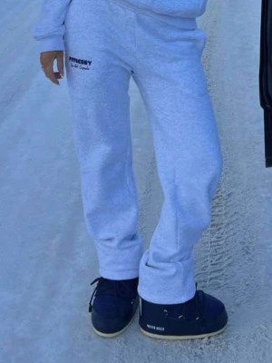 Grå mjukisbyxor - Super fina mjukisbyxor från fitberry i trendig modell! Byxorna har rak passform, resår i midjan och logga på höger ben. Otroligt snygga och sköna, älskar dessa men säljer då jag köpt ett par nya liknande. Endast använda enstaka gånger och därmed inga defekter! 💕Nypris 999kr