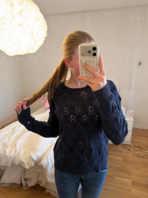 Stickad tröja - Mörkblå stickad tröja med fina mönster