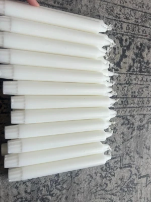 Vita stearinljus, 25 pack  - Ett 25-pack klassiska vita stearinljus med rund form och spetsig topp. Perfekta för ljusstakar eller dekoration. Ljusen är tillverkade av stearin och har en enkel, stilren design som passar i de flesta hem.🤍