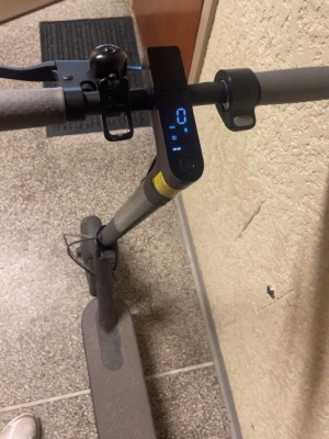 Svart elsparkcykel med display - Säljer en svart elsparkcykel med digital display på styret och ringklocka. Scootern har LED-belysning bak och fram, samt robusta hjul och en bred fotplatta. Perfekt för att ta sig runt i stan på ett smidigt sätt.