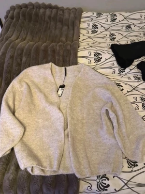 Beige kofta från lager 157 - Kofta från lager 157 Aldrig använd då jag beställde fel storlek  Väldigt oversize så de passar mer som L-XL hund och katt finns i hemmet