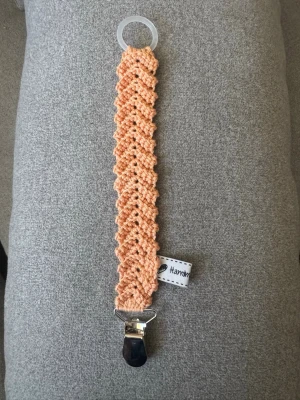 Virkad napphållare - Virkad, aprikosfärgad napphållare, virkad av mig i 100% bomullsgarn med metallclips och silikonring.  Mönsterskapare: animo.design 