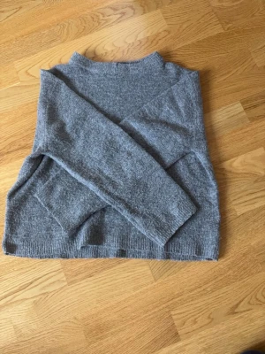 Grå/brun stickad tröja  - Mysig grå stickad tröja med långa ärmar. Tröjan har en enkel, rak passform och ribbstickade muddar vid ärmslut och nederkant. Perfekt för kalla dagar och enkel att matcha med olika outfits. Använts få gånger. Säljer för den bara har legat i garderoben och tagit plats😊 Hittar den inte på lager157s hemsida längre. 💕