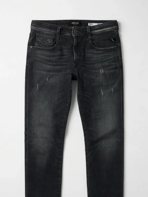 Gråa Replay Anbass med slitningar - Säljer ett par svarta jeans från Replay med snygga slitningar och tvättad look. Modellen är slim fit med klassiska fem fickor och knappgylf. Perfekta för dig som gillar en avslappnad men trendig stil. Köpta på pondus för 4 månader sedan för 2200kr